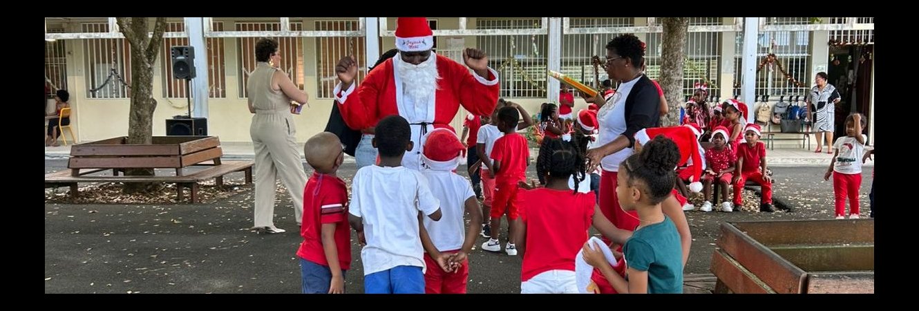 Distribution de cadeaux des écoles maternelles.