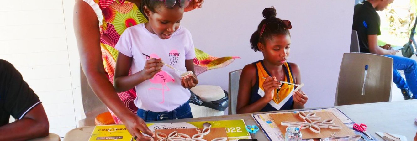 Parents et enfants réunis autour de l'art de la mosaïque !