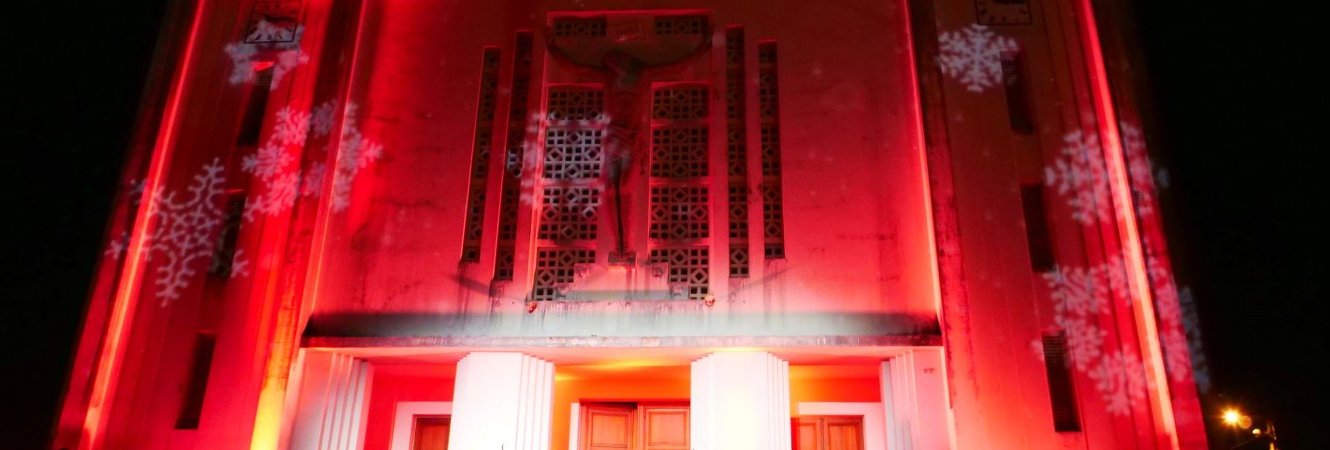 Quand la magie de noël illumine le parvis de l'église Ste- Trinité
