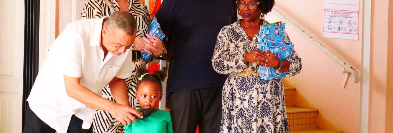 Distribution de cadeaux des écoles maternelles