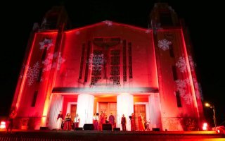 Quand la magie de noël illumine le parvis de l'église Ste- Trinité