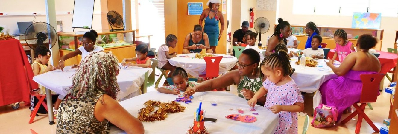 Les 3-10 ans, accompagnés d'un parent à l'espace Jeunesse de la Médiathèque Ernest J. PÉPIN