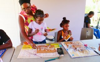 Parents et enfants réunis autour de l'art de la mosaïque !
