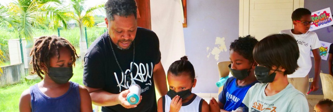 "2 mains en mains" atelier GRAFFITI