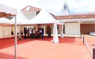 Atelier de confection de bancs en bois au Mahato